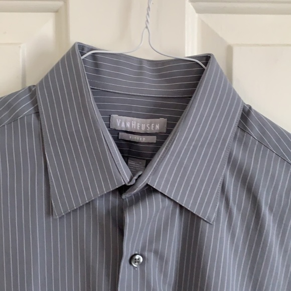 Van Heusen Men’s Long Sleeved Button Down Shirt - Picture 3 of 8